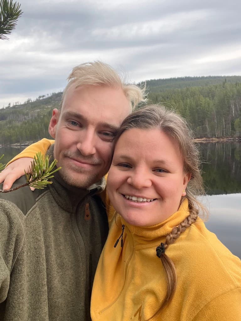 Kasper og hans kæreste ved en sø